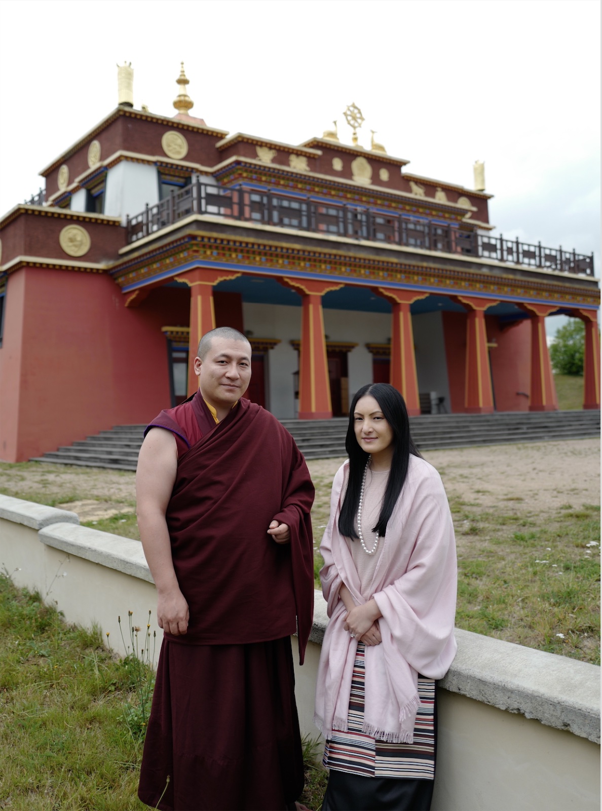 Thaye Dorje, Seine Heiligkeit der 17. Gyalwa Karmapa und seine geliebte Frau Sangyumla haben erfreuliche Neuigkeiten mit Euch zu teilen